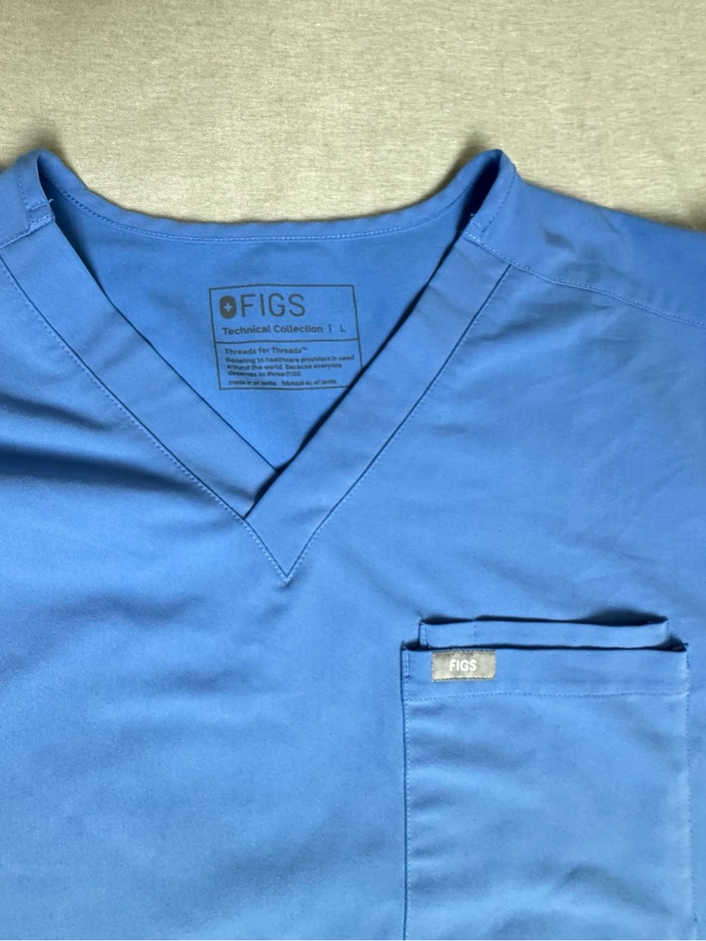 Figs Men's Leon V-Neck Scrub Top in Ceil Blue - Picture 3 of 6